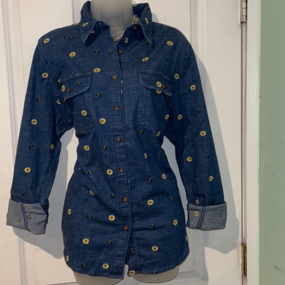 🌻Lands end denim embroidered button down 🌻